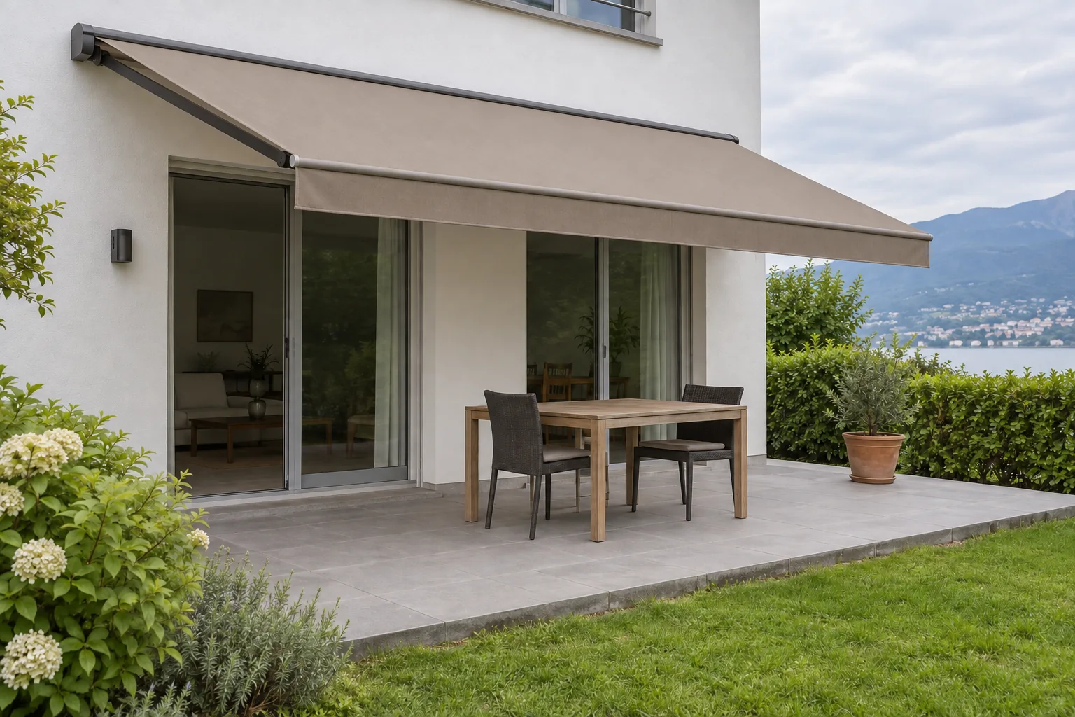 Dieselbe Terrasse mit erneuertem Markisentuch